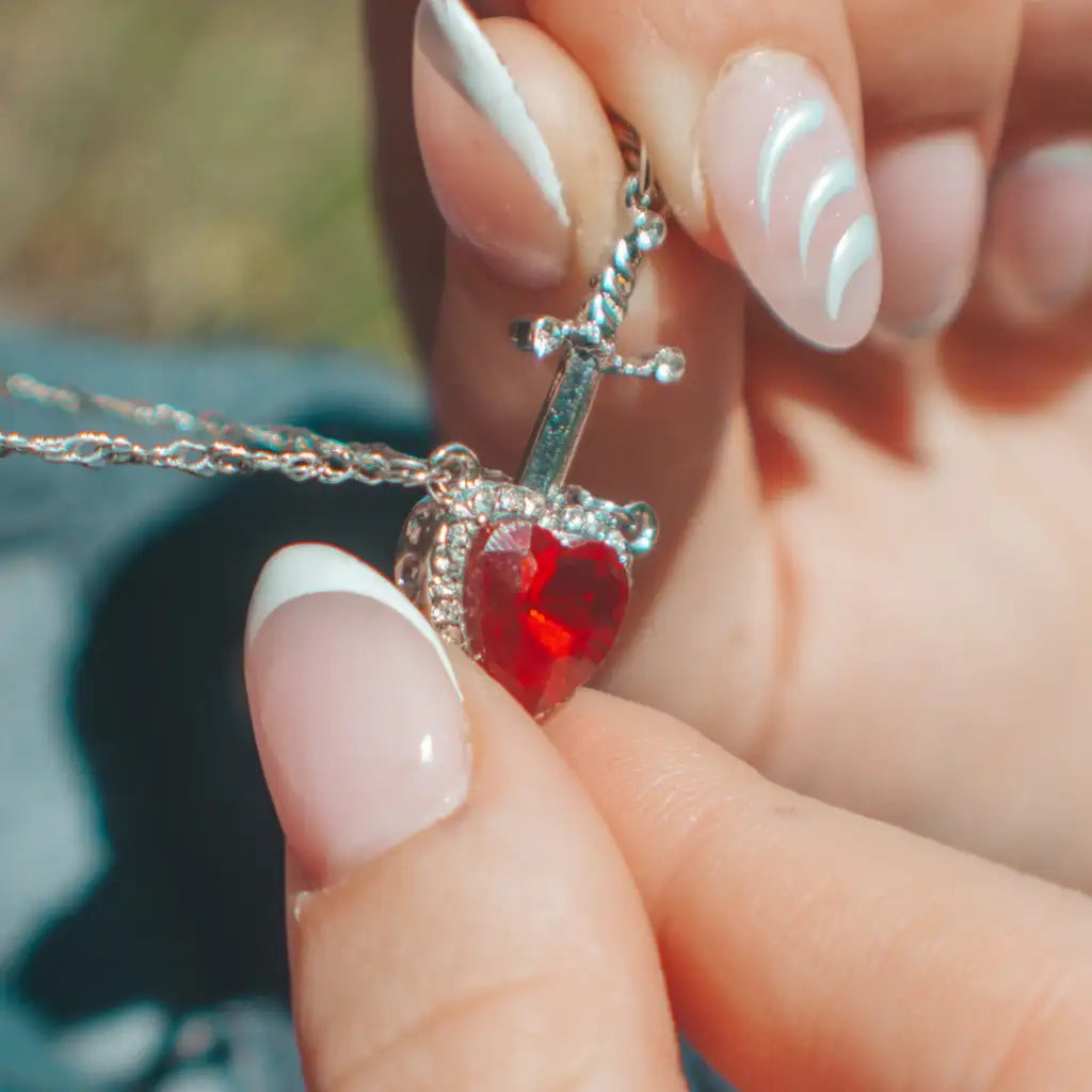 Collar Corazón + Collar Espada de Regalo